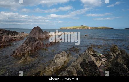 Felsküste aus Bellycotton mit Leuchtturm für die Meeressicherheit in Irland. Stockfoto