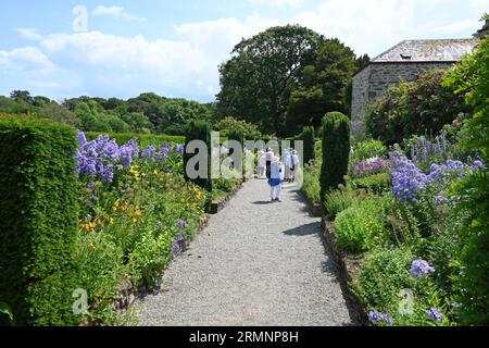 Doppelte krautige Grenze bei Plas Cadnant, The Hidden Garden, Menai Bridge, Anglesey. Stockfoto