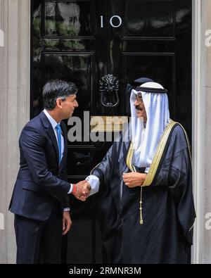 London, Großbritannien. 29. August 2023. Der britische Premierminister Rishi Sunak begrüßt heute seine Hoheit, den Kronprinzen Scheich Mishal Al-Ahmad Al-Jaber Al-Sabah von Kuwait, in der Downing Street 10 in Westminster. Quelle: Imageplotter/Alamy Live News Stockfoto