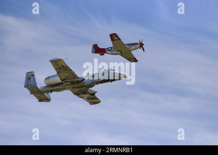 A-10 Thunderbolt II und P-51 Mustang in Formation über Boundary Bay Canada Stockfoto