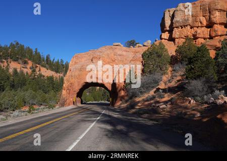 Utah Highway 12 durch Red Canyon Arch Stockfoto