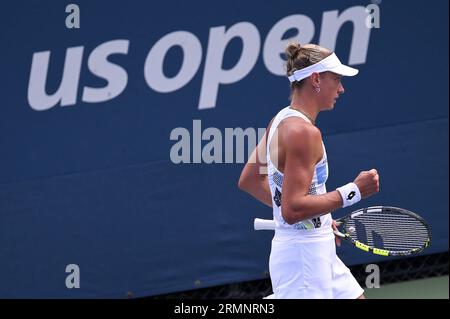 New York, USA. 29. August 2023. Die belgische Tennisspielerin Yanina Wickmayer spielt gegen Vera Zvonareva (Russland) während der 1. Runde der Frauen beim US Open Tennis-Turnier 2023 im Flushing Meadow Corona Park in Queens, New York, NY, 29. August 2023. (Foto: Anthony Behar/SIPA USA) Credit: SIPA USA/Alamy Live News Stockfoto