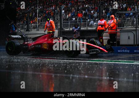 Zandvoort, Mezzolombardo, Niederlande. 27. August 2023. Der spanische Fahrer Carlos Sainz Jr ( Scuderia Ferrari) fuhr auf der Pit Lane des FIA Formel 1-Grand Prix der Niederlande 2023 auf dem Zandvoort Circuit in Zandvoort, Niederlande. (Bild: © Daisy Facinelli/ZUMA Press Wire) NUR REDAKTIONELLE VERWENDUNG! Nicht für kommerzielle ZWECKE! Stockfoto