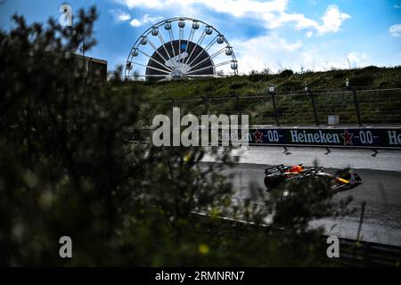 Zandvoort, Mezzolombardo, Niederlande. 27. August 2023. Der niederländische Fahrer Max Verstappen („Oracle Red Bull Racing“) fährt während des FIA Formel-1-Grand Prix der Niederlande 2023 auf dem Zandvoort Circuit in Zandvoort, Niederlande. (Bild: © Daisy Facinelli/ZUMA Press Wire) NUR REDAKTIONELLE VERWENDUNG! Nicht für kommerzielle ZWECKE! Stockfoto