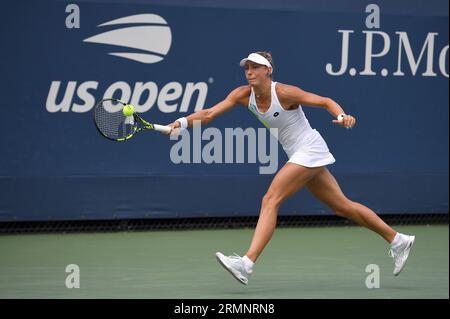 New York, USA. 29. August 2023. Die belgische Tennisspielerin Yanina Wickmayer spielt gegen Vera Zvonareva (Russland) während der 1. Runde der Frauen beim US Open Tennis-Turnier 2023 im Flushing Meadow Corona Park in Queens, New York, NY, 29. August 2023. (Foto: Anthony Behar/SIPA USA) Credit: SIPA USA/Alamy Live News Stockfoto