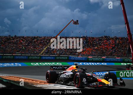 Zandvoort, Mezzolombardo, Niederlande. 27. August 2023. Der niederländische Fahrer Max Verstappen („Oracle Red Bull Racing“) fährt während des FIA Formel-1-Grand Prix der Niederlande 2023 auf dem Zandvoort Circuit in Zandvoort, Niederlande. (Bild: © Daisy Facinelli/ZUMA Press Wire) NUR REDAKTIONELLE VERWENDUNG! Nicht für kommerzielle ZWECKE! Stockfoto