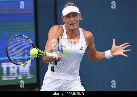 New York, USA. 29. August 2023. Die belgische Tennisspielerin Yanina Wickmayer spielt gegen Vera Zvonareva (Russland) während der 1. Runde der Frauen beim US Open Tennis-Turnier 2023 im Flushing Meadow Corona Park in Queens, New York, NY, 29. August 2023. (Foto: Anthony Behar/SIPA USA) Credit: SIPA USA/Alamy Live News Stockfoto