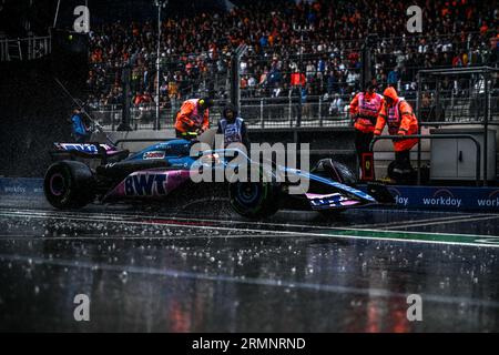 Zandvoort, Mezzolombardo, Niederlande. 27. August 2023. Der französische Fahrer Pierre Gasly (Alpine F1 Team) fuhr auf der Pit Lane des FIA Formel 1 Dutch Grand Prix 2023 auf dem Zandvoort Circuit in Zandvoort, Niederlande. (Bild: © Daisy Facinelli/ZUMA Press Wire) NUR REDAKTIONELLE VERWENDUNG! Nicht für kommerzielle ZWECKE! Stockfoto