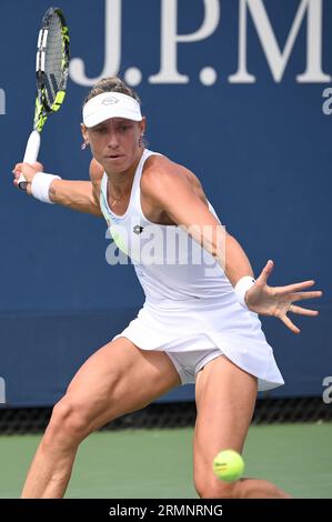 New York, USA. 29. August 2023. Die belgische Tennisspielerin Yanina Wickmayer spielt gegen Vera Zvonareva (Russland) während der 1. Runde der Frauen beim US Open Tennis-Turnier 2023 im Flushing Meadow Corona Park in Queens, New York, NY, 29. August 2023. (Foto: Anthony Behar/SIPA USA) Credit: SIPA USA/Alamy Live News Stockfoto