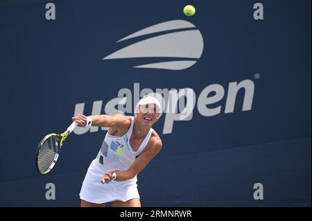 New York, USA. 29. August 2023. Die belgische Tennisspielerin Yanina Wickmayer spielt gegen Vera Zvonareva (Russland) während der 1. Runde der Frauen beim US Open Tennis-Turnier 2023 im Flushing Meadow Corona Park in Queens, New York, NY, 29. August 2023. (Foto: Anthony Behar/SIPA USA) Credit: SIPA USA/Alamy Live News Stockfoto