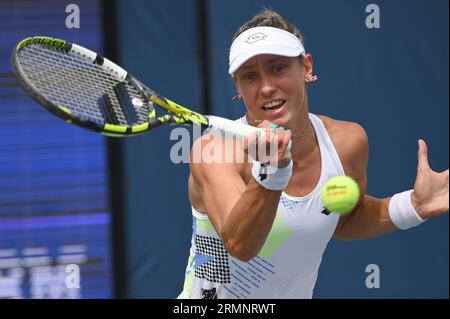 New York, USA. 29. August 2023. Die belgische Tennisspielerin Yanina Wickmayer spielt gegen Vera Zvonareva (Russland) während der 1. Runde der Frauen beim US Open Tennis-Turnier 2023 im Flushing Meadow Corona Park in Queens, New York, NY, 29. August 2023. (Foto: Anthony Behar/SIPA USA) Credit: SIPA USA/Alamy Live News Stockfoto