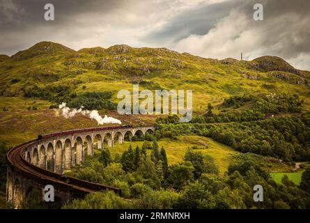 Die Dampfeisenbahn überquert das Glenfinnan Viaduct Stockfoto