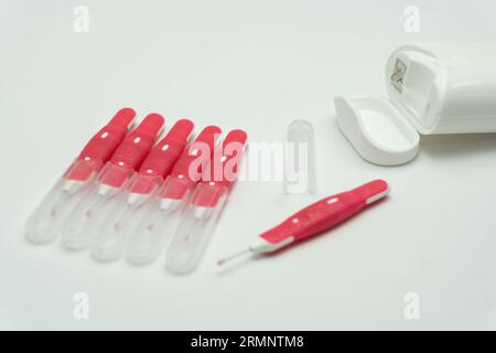 Interdentalbürstenstifte und Zahnseide auf weißem Hintergrund, Kopierraum Stockfoto