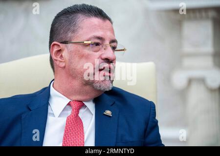 Washington, Usa. 29. August 2023. Rodrigo Chaves Robles, Präsident von Costa Rica, traf sich am 29. August 2023 mit US-Präsident Joe Biden im Oval Office im Weißen Haus in Washington, DC, USA. Abaca Press/Alamy Live News Stockfoto