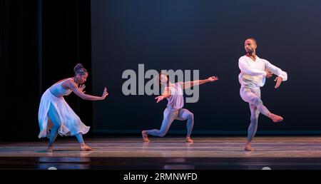 Auftritt der Alvin Ailey-Tänzer Ashley Mayeux, Christopher Wilson und James Gilmer, Edinburgh International Festival, Schottland, Großbritannien Stockfoto