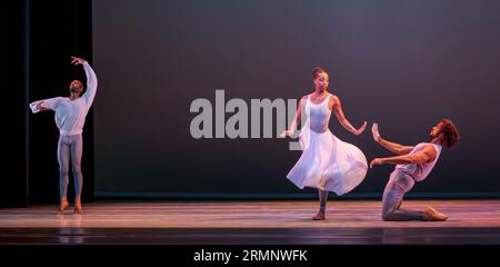 Auftritt der Alvin Ailey-Tänzer Ashley Mayeux, Christopher Wilson und James Gilmer, Edinburgh International Festival, Schottland, Großbritannien Stockfoto