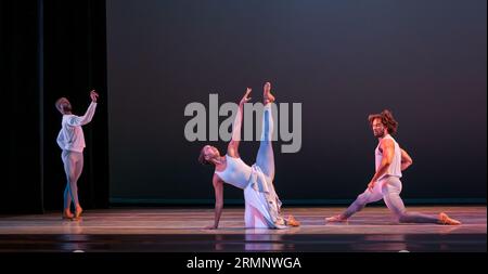 Auftritt der Alvin Ailey-Tänzer Ashley Mayeux, Christopher Wilson und James Gilmer, Edinburgh International Festival, Schottland, Großbritannien Stockfoto