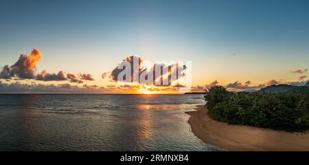 Dramatisch breites Panorama, das von Tunnels Beach auf Kauai in Richtung Osten in Richtung aufgehende Sonne und Hanalei Bucht blickt Stockfoto