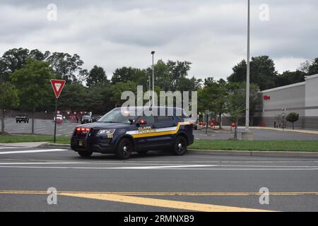 Clark, Usa. 29. August 2023. Polizeipräsenz bei Target aufgrund einer Bombendrohung. Die Behörden reagierten auf eine Bombendrohung bei Target in Clark, New Jersey, am Dienstagmorgen. Kunden und Mitarbeiter wurden aus dem Geschäft geführt, während die Polizei Ermittlungen durchführte. Bombendrohungen ereigneten sich am Dienstag in mehreren bundesstaaten der Vereinigten Staaten von Amerika, die zahlreiche Orte betrafen. Quelle: SOPA Images Limited/Alamy Live News Stockfoto