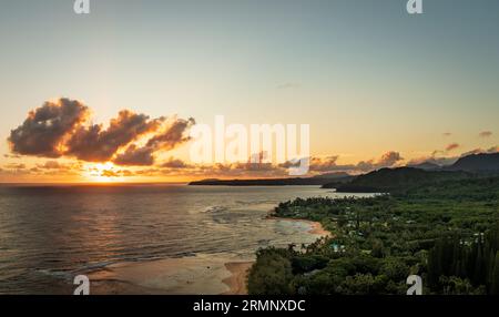 Dramatisch breites Panorama, das von Tunnels Beach auf Kauai in Richtung Osten in Richtung aufgehende Sonne und Hanalei Bucht blickt Stockfoto