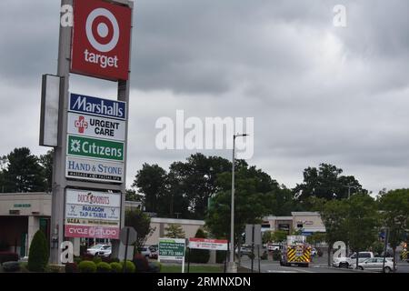 Clark, Usa. 29. August 2023. Polizeipräsenz bei Target aufgrund einer Bombendrohung. Die Behörden reagierten auf eine Bombendrohung bei Target in Clark, New Jersey, am Dienstagmorgen. Kunden und Mitarbeiter wurden aus dem Geschäft geführt, während die Polizei Ermittlungen durchführte. Bombendrohungen ereigneten sich am Dienstag in mehreren bundesstaaten der Vereinigten Staaten von Amerika, die zahlreiche Orte betrafen. Quelle: SOPA Images Limited/Alamy Live News Stockfoto