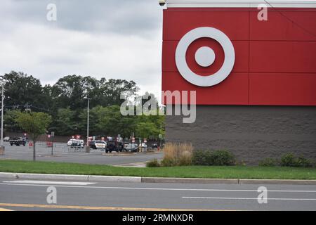 Clark, Usa. 29. August 2023. Die Behörden untersuchen die Bombendrohung in einem Target Store in New Jersey. Die Behörden reagierten auf eine Bombendrohung bei Target in Clark, New Jersey, am Dienstagmorgen. Kunden und Mitarbeiter wurden aus dem Geschäft geführt, während die Polizei Ermittlungen durchführte. Bombendrohungen ereigneten sich am Dienstag in mehreren bundesstaaten der Vereinigten Staaten von Amerika, die zahlreiche Orte betrafen. Quelle: SOPA Images Limited/Alamy Live News Stockfoto