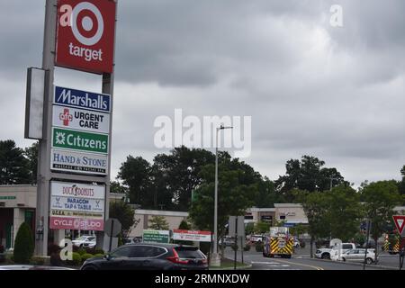 Clark, Usa. 29. August 2023. Polizeipräsenz bei Target aufgrund einer Bombendrohung. Die Behörden reagierten auf eine Bombendrohung bei Target in Clark, New Jersey, am Dienstagmorgen. Kunden und Mitarbeiter wurden aus dem Geschäft geführt, während die Polizei Ermittlungen durchführte. Bombendrohungen ereigneten sich am Dienstag in mehreren bundesstaaten der Vereinigten Staaten von Amerika, die zahlreiche Orte betrafen. Quelle: SOPA Images Limited/Alamy Live News Stockfoto