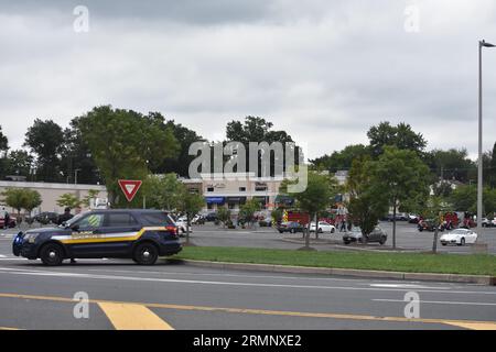 Clark, Usa. 29. August 2023. Die Behörden untersuchen die Bombendrohung in einem Target Store in New Jersey. Die Behörden reagierten auf eine Bombendrohung bei Target in Clark, New Jersey, am Dienstagmorgen. Kunden und Mitarbeiter wurden aus dem Geschäft geführt, während die Polizei Ermittlungen durchführte. Bombendrohungen ereigneten sich am Dienstag in mehreren bundesstaaten der Vereinigten Staaten von Amerika, die zahlreiche Orte betrafen. Quelle: SOPA Images Limited/Alamy Live News Stockfoto