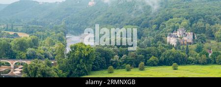 Beynac et Cazenac ein Dorf in Belle mit mittelalterlichen Häusern und Schloss beynac, hoch auf den Klippen über dem Fluss Dordogne Richard Löwenherz Stockfoto