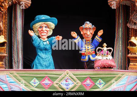 Eine Punch & Judy-Show mit King Charles III. In der Touristenattraktion Heights of Abraham in Matlock, Derbyshire, Großbritannien Stockfoto