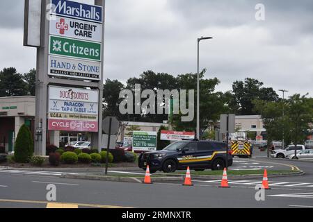 Clark, Usa. 29. August 2023. Die Behörden untersuchen die Bombendrohung in einem Target Store in New Jersey. Die Behörden reagierten auf eine Bombendrohung bei Target in Clark, New Jersey, am Dienstagmorgen. Kunden und Mitarbeiter wurden aus dem Geschäft geführt, während die Polizei Ermittlungen durchführte. Bombendrohungen ereigneten sich am Dienstag in mehreren bundesstaaten der Vereinigten Staaten von Amerika, die zahlreiche Orte betrafen. (Foto: Kyle Mazza/SOPA Images/SIPA USA) Credit: SIPA USA/Alamy Live News Stockfoto