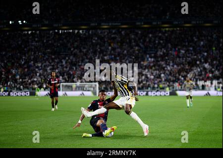 Samuel Iling-Junior vom FC Juventus wird von Dan Ndoye vom FC Bologna während des Fußballspiels der Serie A zwischen dem FC Juventus und dem FC Bologna angegriffen. Stockfoto