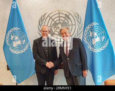 New York, New York, USA. 29. August 2023. Der Erzbischof von Canterbury, Reverend JUSTIN WELBY, gibt dem UN-Generalsekretär ANTONIO GUTERRES im Hauptquartier der Vereinten Nationen die Hand. Der Erzbischof unterrichtete den UN-Sicherheitsrat über die Eröffnung einer Debatte über Mediation und Konfliktlösung. (Bild: © Bianca Otero/ZUMA Press Wire) NUR REDAKTIONELLE VERWENDUNG! Nicht für kommerzielle ZWECKE! Stockfoto
