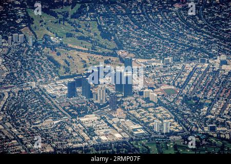 27.08.2022: Luftaufnahme der Stadtteile Century City, Brentwood und Westwood in Los Angeles Stockfoto