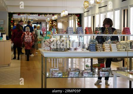 London, Großbritannien - 29. Oktober 2022: Käufer kaufen Weihnachtsgeschenke bei Fortnum und Mason in London Stockfoto