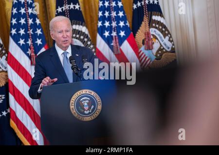 Washington, DC, USA. 29. August 2023. US-Präsident Joe Biden äußert sich während einer Veranstaltung zur Senkung der Gesundheitskosten im Weißen Haus in Washington, DC, USA, am 29. August 2023. Die Biden-Administration hat eine Liste von 10 Medikamenten veröffentlicht, für die die Preise direkt mit dem Hersteller ausgehandelt werden. Quelle: Shawn thew/Pool über CNP/dpa/Alamy Live News Stockfoto