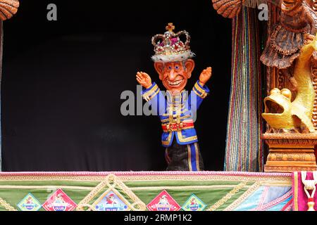 Eine Punch & Judy-Show mit King Charles III. In der Touristenattraktion Heights of Abraham in Matlock, Derbyshire, Großbritannien Stockfoto