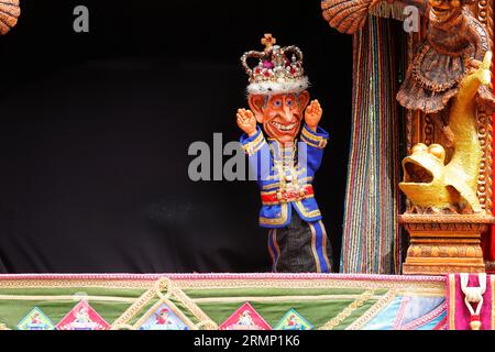 Eine Punch & Judy-Show mit King Charles III. In der Touristenattraktion Heights of Abraham in Matlock, Derbyshire, Großbritannien Stockfoto