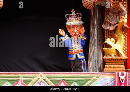 Eine Punch & Judy-Show mit King Charles III. In der Touristenattraktion Heights of Abraham in Matlock, Derbyshire, Großbritannien Stockfoto