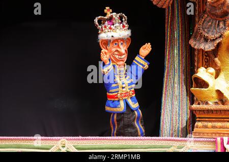 Eine Punch & Judy-Show mit King Charles III. In der Touristenattraktion Heights of Abraham in Matlock, Derbyshire, Großbritannien Stockfoto