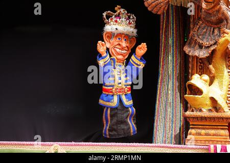 Eine Punch & Judy-Show mit King Charles III. In der Touristenattraktion Heights of Abraham in Matlock, Derbyshire, Großbritannien Stockfoto