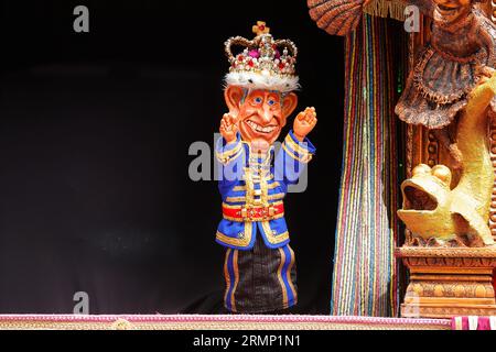 Eine Punch & Judy-Show mit King Charles III. In der Touristenattraktion Heights of Abraham in Matlock, Derbyshire, Großbritannien Stockfoto