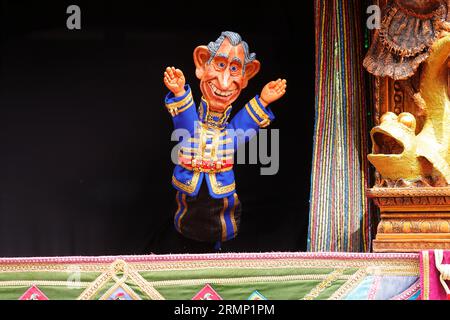 Eine Punch & Judy-Show mit King Charles III. In der Touristenattraktion Heights of Abraham in Matlock, Derbyshire, Großbritannien Stockfoto