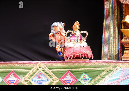 Eine Punch & Judy-Show mit King Charles III. In der Touristenattraktion Heights of Abraham in Matlock, Derbyshire, Großbritannien Stockfoto