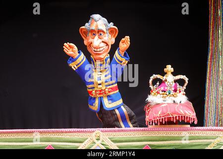 Eine Punch & Judy-Show mit King Charles III. In der Touristenattraktion Heights of Abraham in Matlock, Derbyshire, Großbritannien Stockfoto