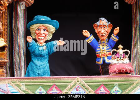 Eine Punch & Judy-Show mit King Charles III. In der Touristenattraktion Heights of Abraham in Matlock, Derbyshire, Großbritannien Stockfoto