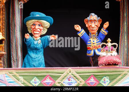 Eine Punch & Judy-Show mit King Charles III. In der Touristenattraktion Heights of Abraham in Matlock, Derbyshire, Großbritannien Stockfoto