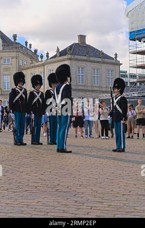 Einheit der Royal Life Guards, die auf der Acht steht, und entlastet die abgehende Wache am Posten. Wachwechsel im Schloss Amalienborg in Kopenh Stockfoto