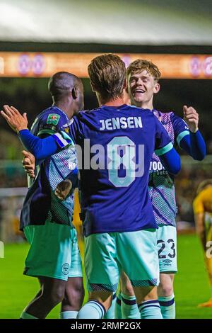 Rodney Parade, Newport, Großbritannien. 29. August 2023. Der Mittelfeldspieler von Brentford, Mathias Jensen, feiert mit Keane Lewis-Potter von Brentford, nachdem er in der 87. Minute das Tor eröffnet hat. Credit: Action Plus Sports/Alamy Live News Stockfoto