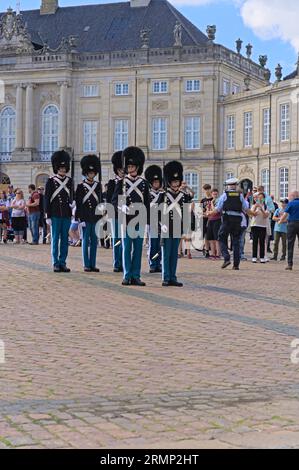 Die Einheit der Royal Life Guards steht still und entlastet die ausscheidende Wache am Posten. Wachwechsel im Schloss Amalienborg Dänemark Stockfoto